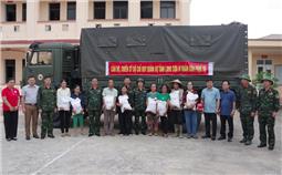 Bộ CHQS tỉnh Lạng Sơn chuyển 5 tấn gạo Quân khu hỗ trợ đến các hộ dân thiệt hại do mưa lũ